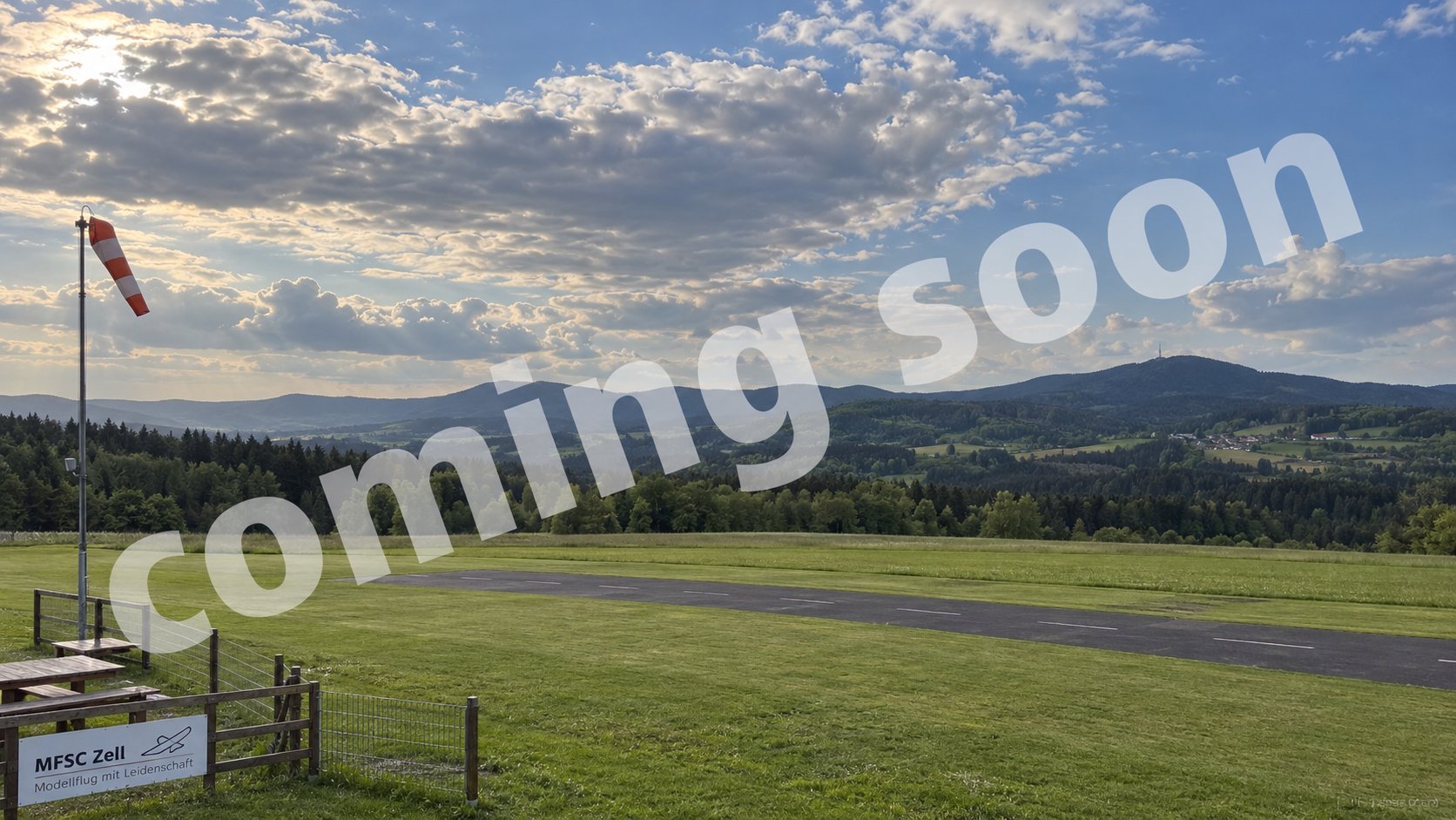 Flugplatzpanorama des MFSC Zell mit Blick über die Landebahn nach Nordosten